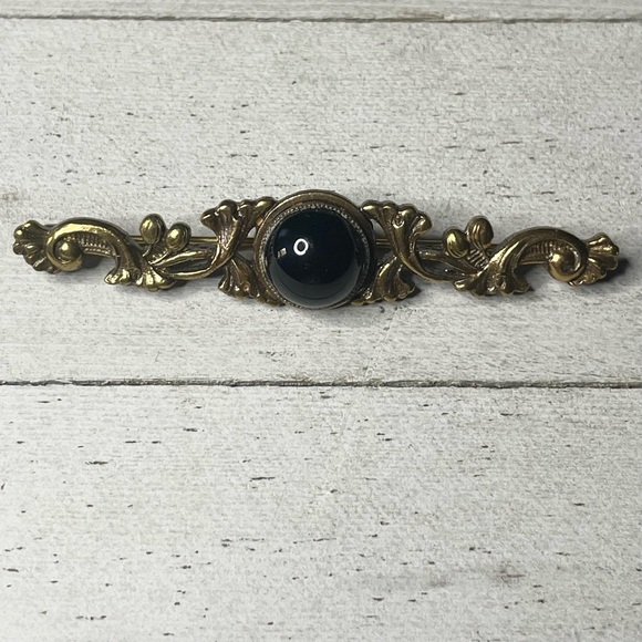 SADIE GREEN Vintage Brass Tone Filigree Cabochon Brooch Pin - Picture 1 of 5